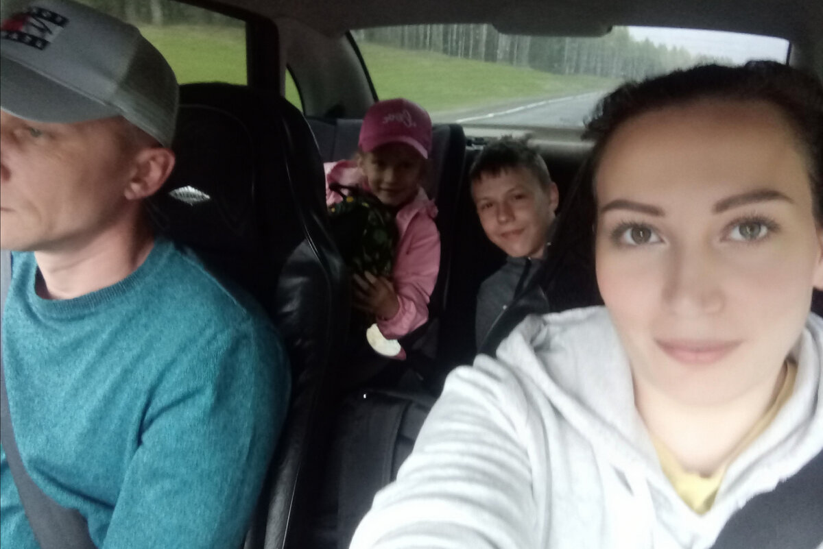 Мы любим путешествовать на машине.