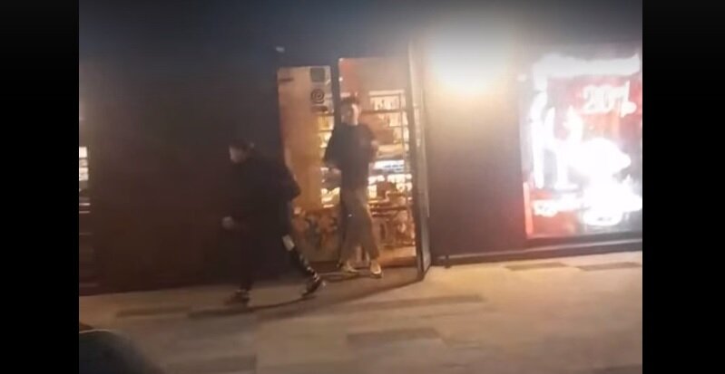 Мальчика дважды за несколько минут выгнали из ресторана. Фото: скриншот видео в сообществе "ЧС Тюмень"/"ВКонтакте".