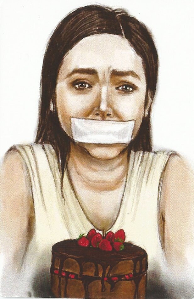 Еда в паре может выполнять функцию усадить за стол переговоров, проявления любви друг к другу или демонстрации власти – «ешь, кому сказала?!».   
 
И тогда, коммуникация, заложенная в прием пищи начинает нарушаться, необходима выработка новых правил взаимодействия.Стереотипы взаимодействия - это способы передачи информации членов семьи друг другу.   
 
Не всегда, что произносится на вербальном уровне является таковым. И тогда, вы можете получать противоречивые послания. Например, вы спрашиваете у человека: «Как дела?», а он вам с кривой улыбкой, грустным голосом, говорит: «Всё отлично».  
 
Поэтому, партнер может сколько угодно говорить, что он вас поддерживает в вашем стремление похудеть, но обратите внимание, что может происходить на уровне поведения: например, партнер может повышать требования к домашней еде, аргументируя тем, что он образ жизни не менял; привозить больше вкусняшек в дом или поддерживать старые правила проявления чувств. Ведь еда – это мощный переговорщик в отношениях.📷
