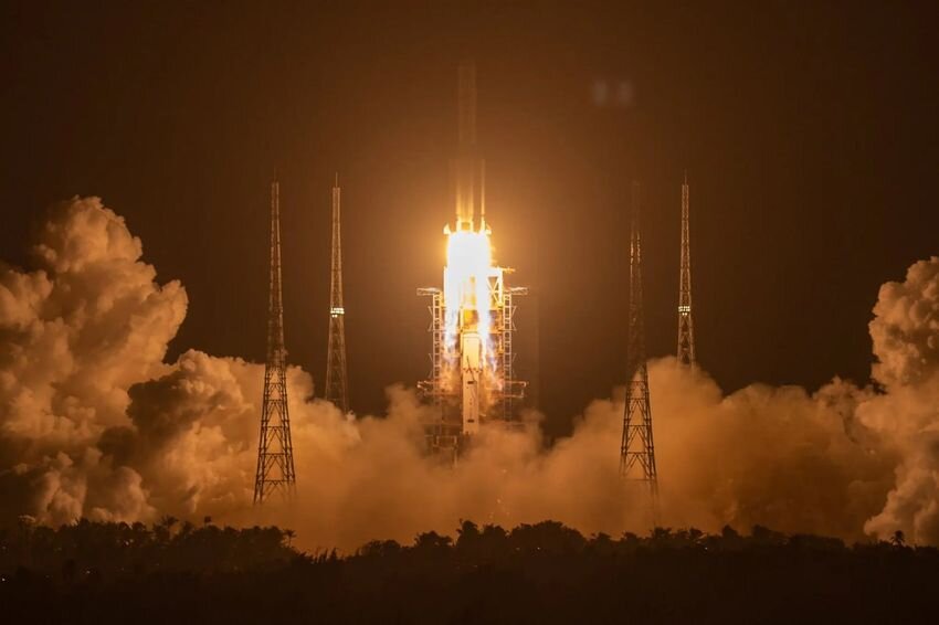 КИТАЙСКАЯ РАКЕТА С "ЧАНЪЭ-5" НА БОРТУ. ФОТО: NYTIMES.COM