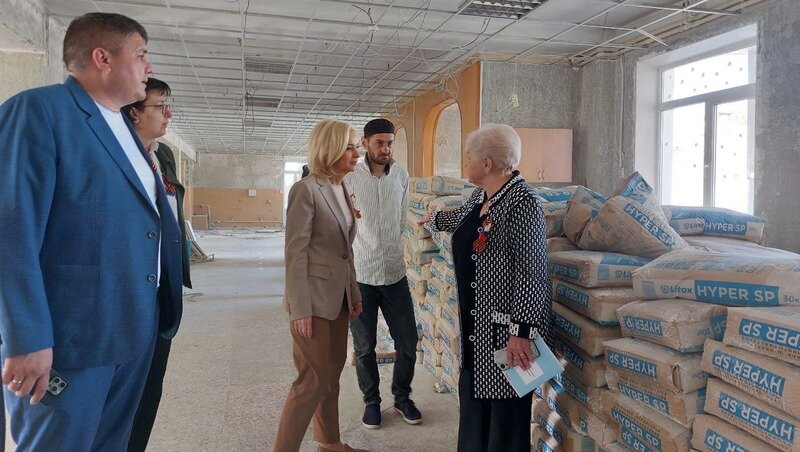    Глава Ессентуков Владимир Крутников и депутат Госдумы РФ Ольга Казакова посетили лицей №6 Фото: телеграм-канал Владимира Крутникова