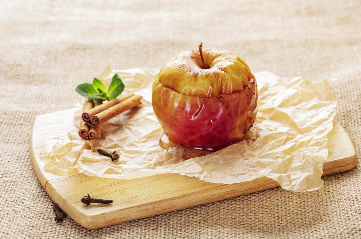  Яблоки запеченные 4 яблока, 2 ст. ложки брусничного варенья.

В эмалированную чугунную сковороду положить яблоки, предварительно очистив от серцевины.