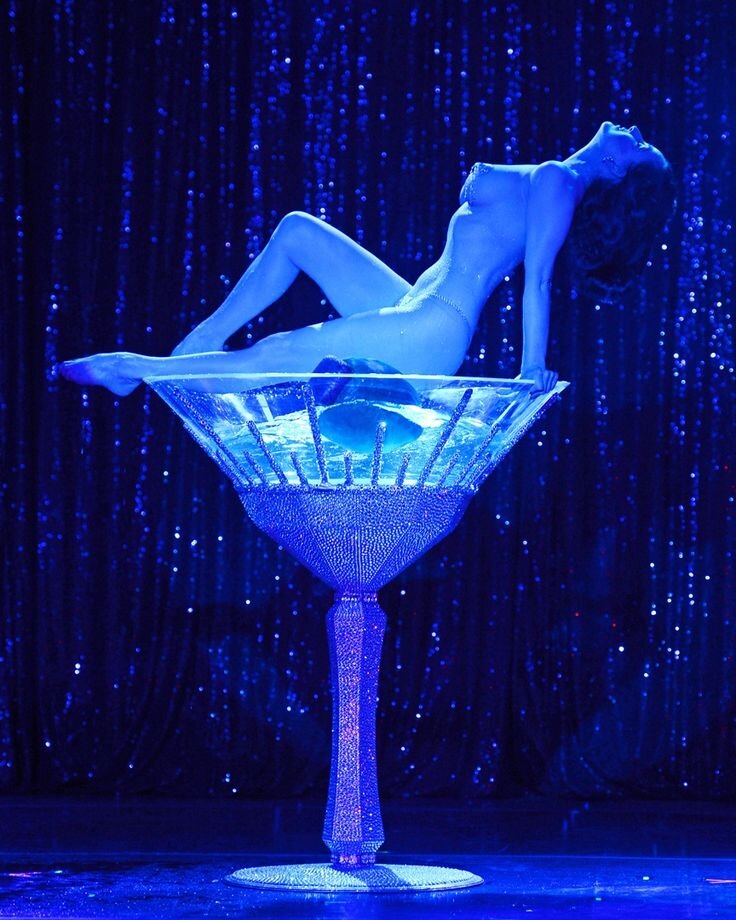 Танец Диты фон Тиз "Бокал мартини" Изображение ru.pinterest.com