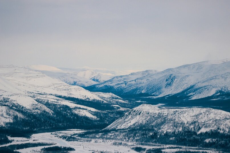 Вид с вершины горы Рай-Из. Серия фотографий «Райский камень - Рай-Из». Горный массив Рай-Из, Приуральский р-н, ЯНАО. Апрель 2024. Canon EOS 600D. Фото в обработке. Фото: Петр Юнкер