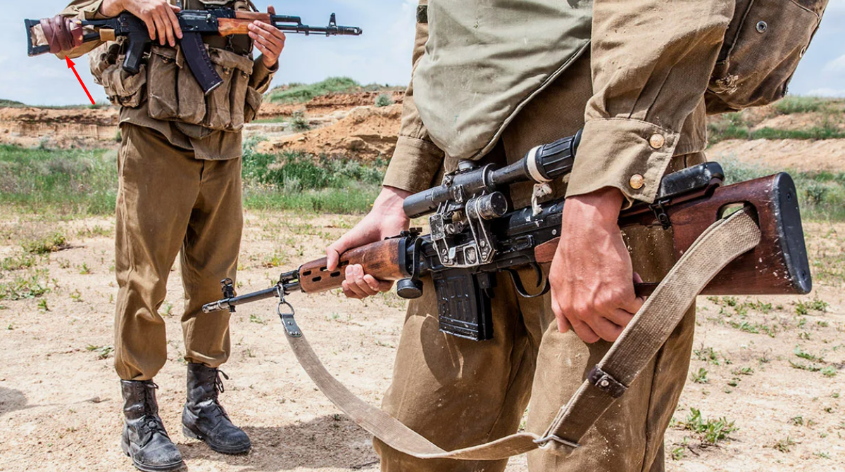 СВД и на заднем плане АК с обмотанным прикладом