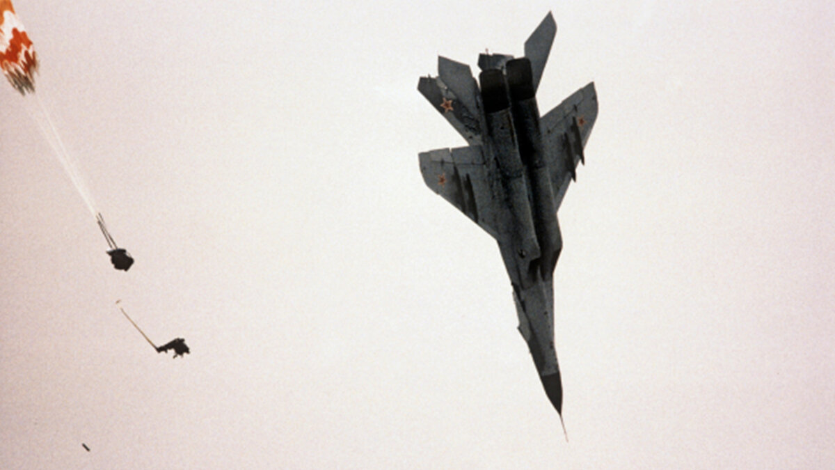 РИА Новости
Момент катапультирования пилота Анатолия Квочура во время падения истребителя МиГ-29 на 38-ом международном авиакосмическом салоне в Ле-Бурже