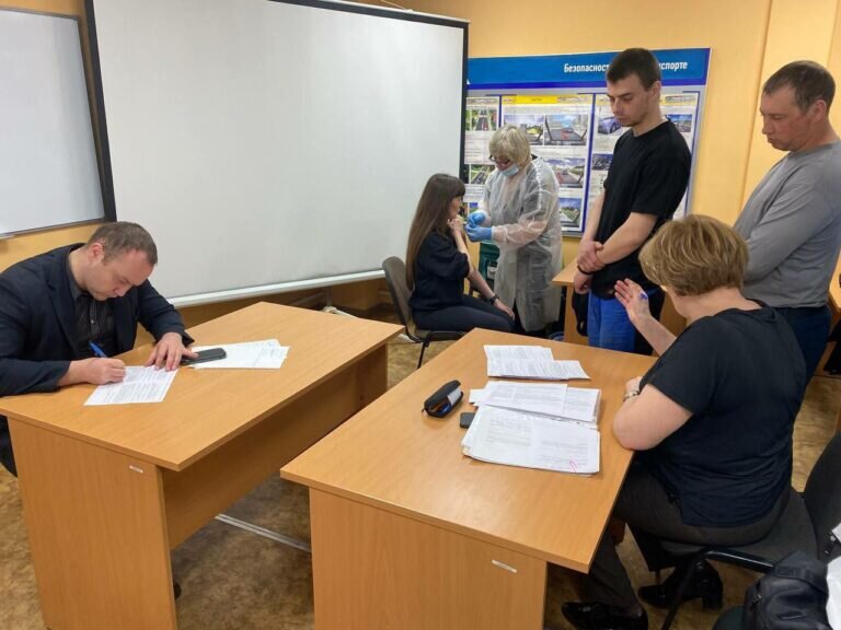    Энергетики, которые работают после паводка в Орске, прививаются от вирусного гепатита А Марина Шарт