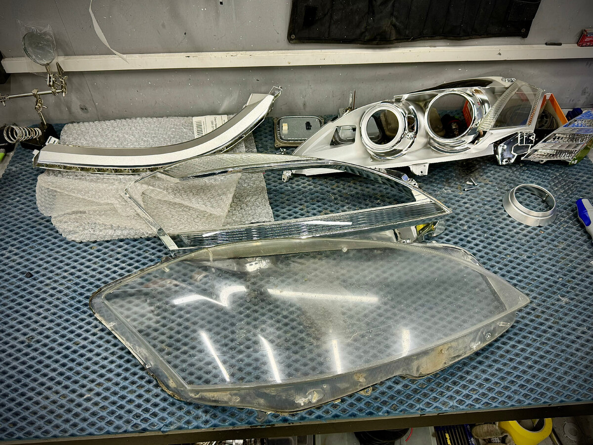 Всех приветствую! Сегодня у нас в студии комплект фар от Mercedes Benz S-class в кузове W221 рестайлинг. Внешнее состояние фар посредственное, мутные стекла со сквозными трещинами, внутри много грязи.-2