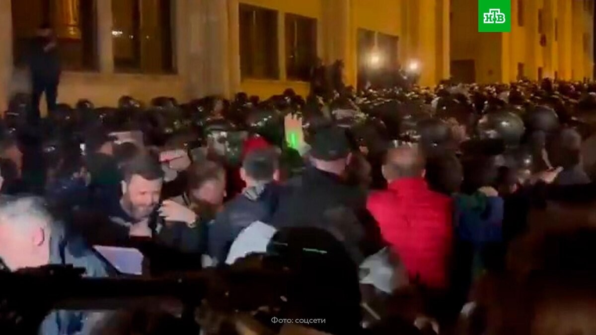    Полиция задержала 11 человек на митинге против закона об иноагентах в Тбилиси