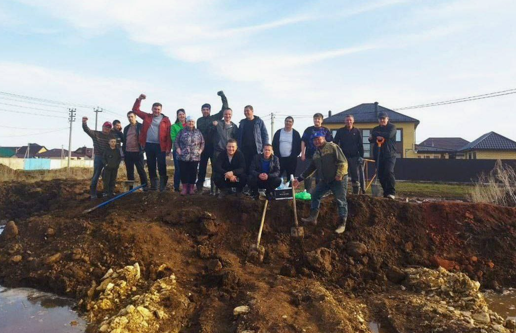 Оренбуржцы на строительстве дамбы