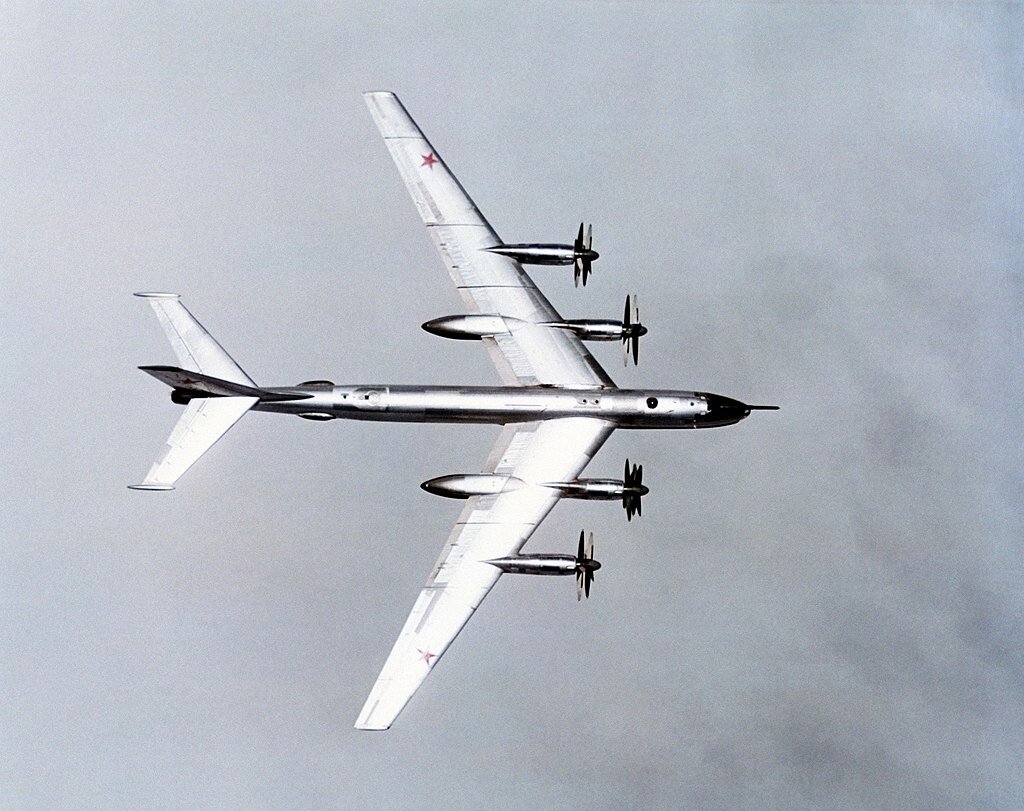 Ту-95, нормальная аэродинамическая схема и стреловидное крыло. Остальные признаки классификаций я перечислять не буду