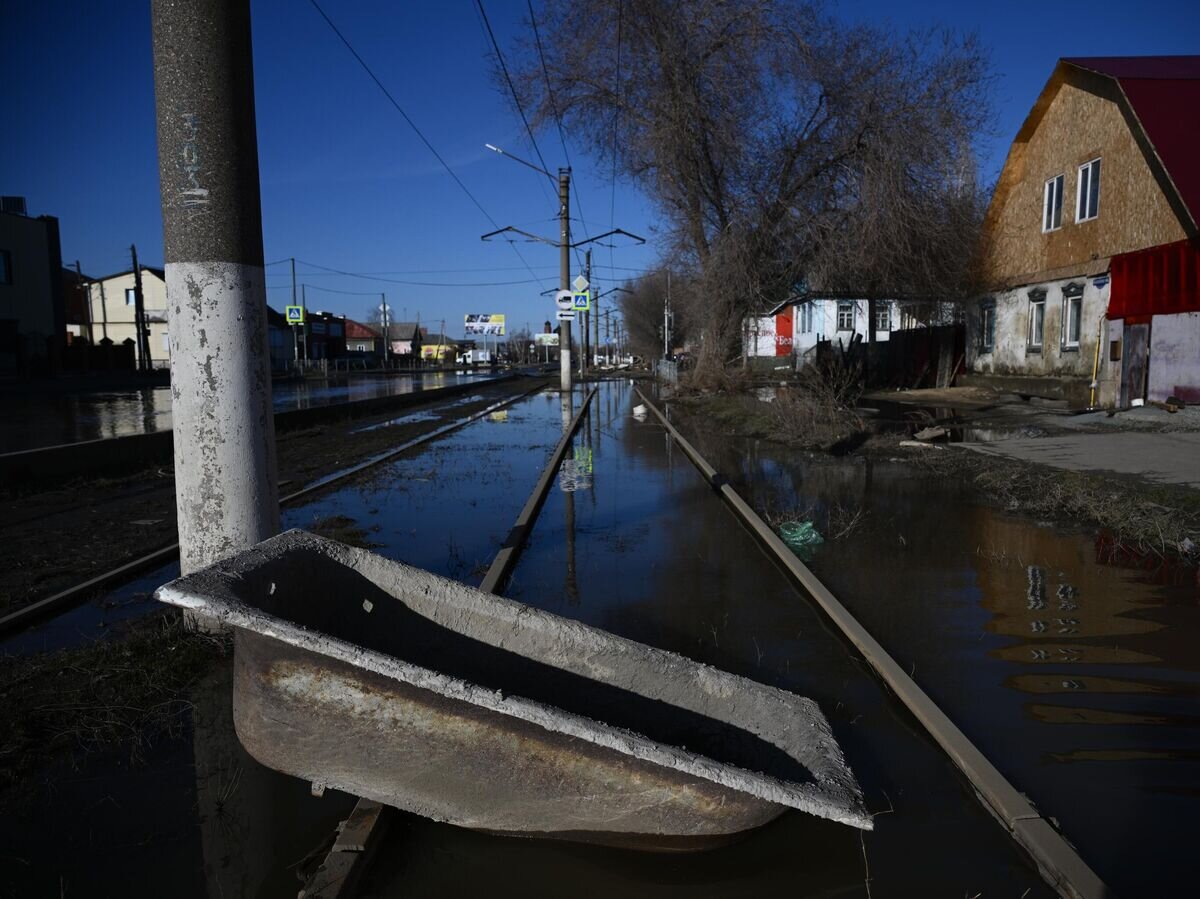    Пострадавшая от паводка улица в Старом городе в Орске© РИА Новости / Владимир Астапкович