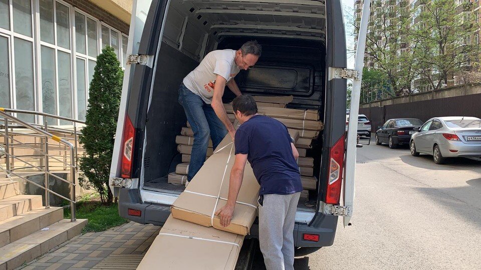    Кроватки доставили в Горловку. Фото: Марина Репещук