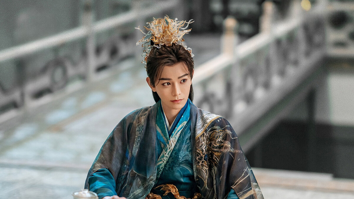 Чу Кун, которого играет Дин Юй Си, — младший брат небесного императора и Бог войны.
Он могущественный Бог, который изолирует себя от общества. Никто не знает, как он выглядит, поэтому его окружает таинственная аура. 