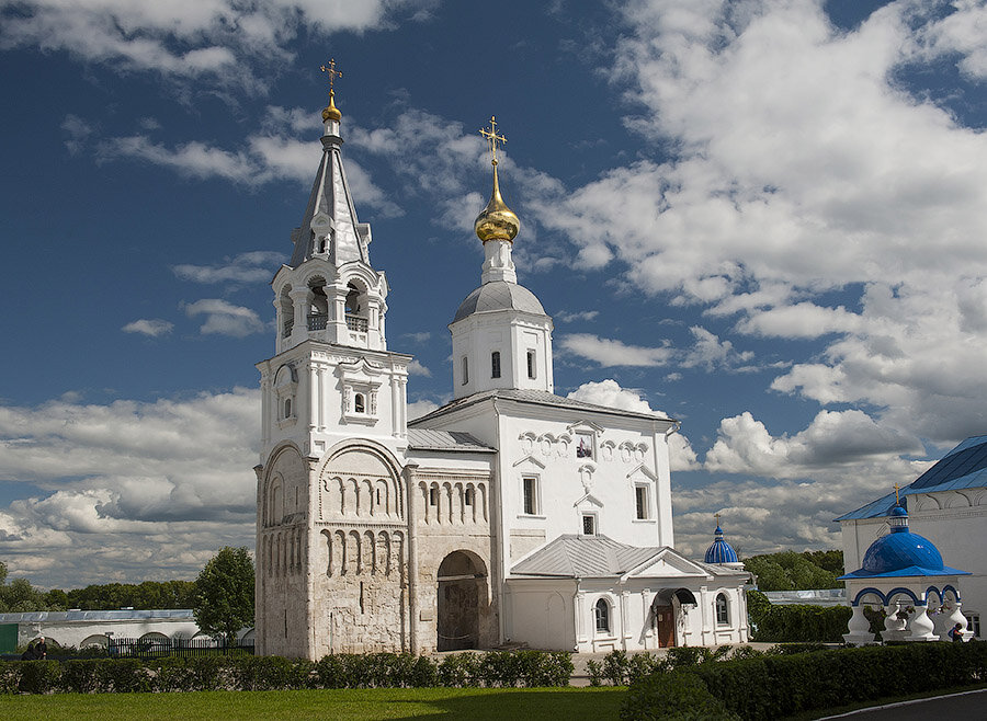 Фотограф А. Солодилов. Боголюбово. Церковь Рождества Богородицы, 1158 г. Палаты князя Андрея Боголюбского, 1158 г.