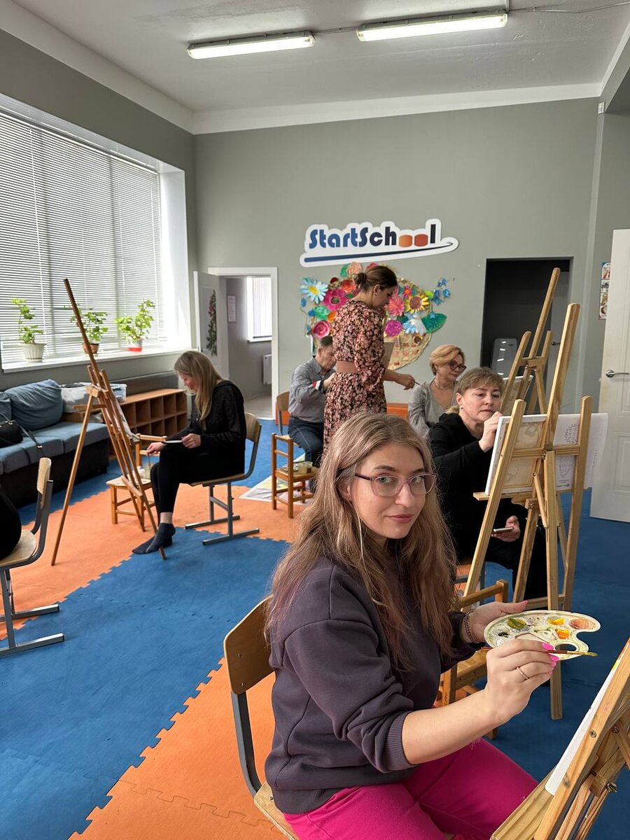 Рисую в здании начальной школы нашей школы.)