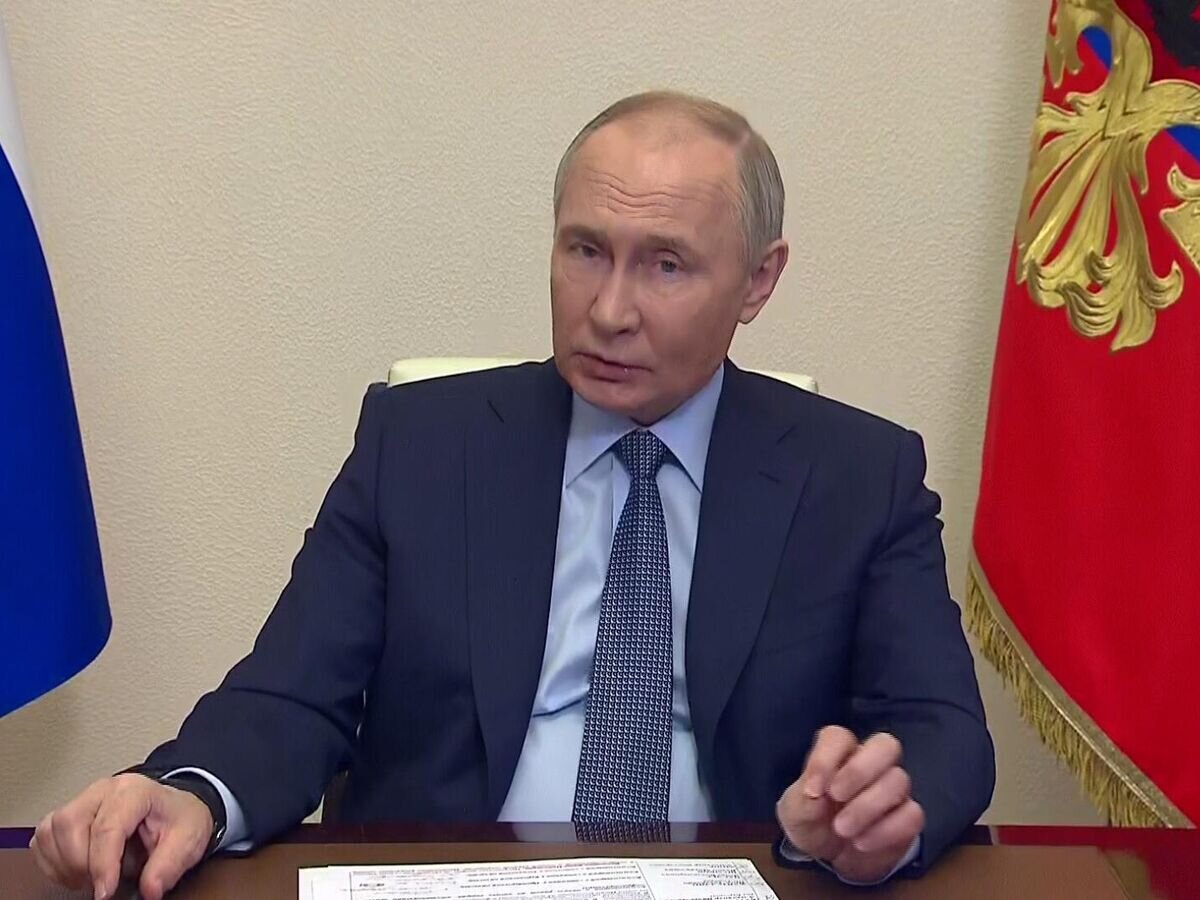    Путин: "Вы сказали, что "остались самые упертые". Не надо так о людях говорить, не надо"© РИА Новости