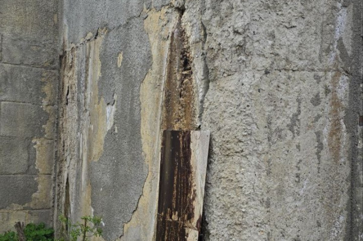    В Пензе на улице Куйбышева из бетонного ограждения течет кипяток