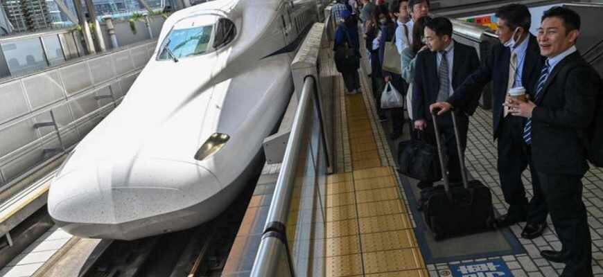 Змея сделала срыв графика следования скоростного японского поезда редчайшим событием. Обычно ничто не мешает соблюдать его. А здесь вообще целых 17 минут.