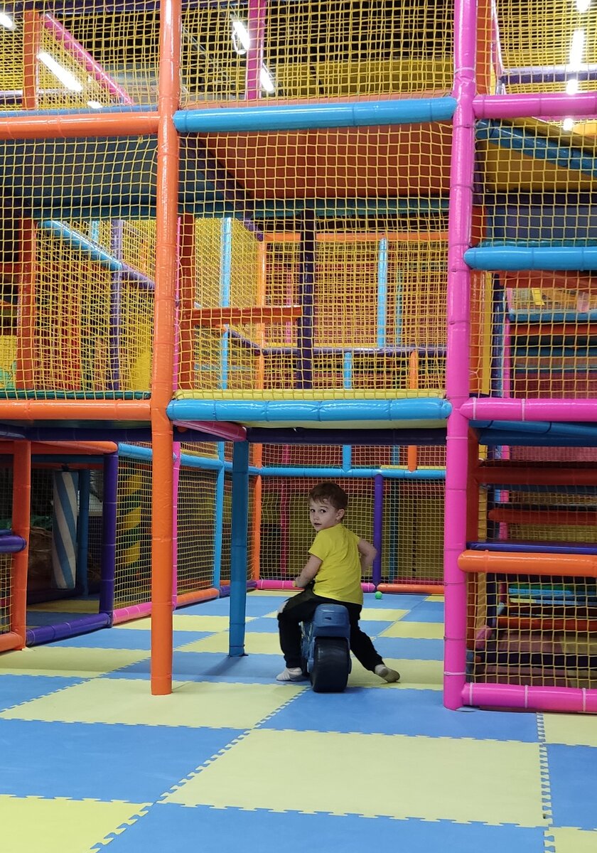 Беговые мотоциклы ему уже маловаты, но это не помеха для настоящего байкера. 😁