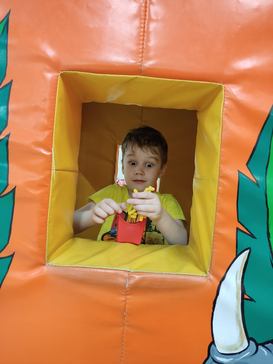 Картошка фри. Интересно, что он там в ней такое увидел?