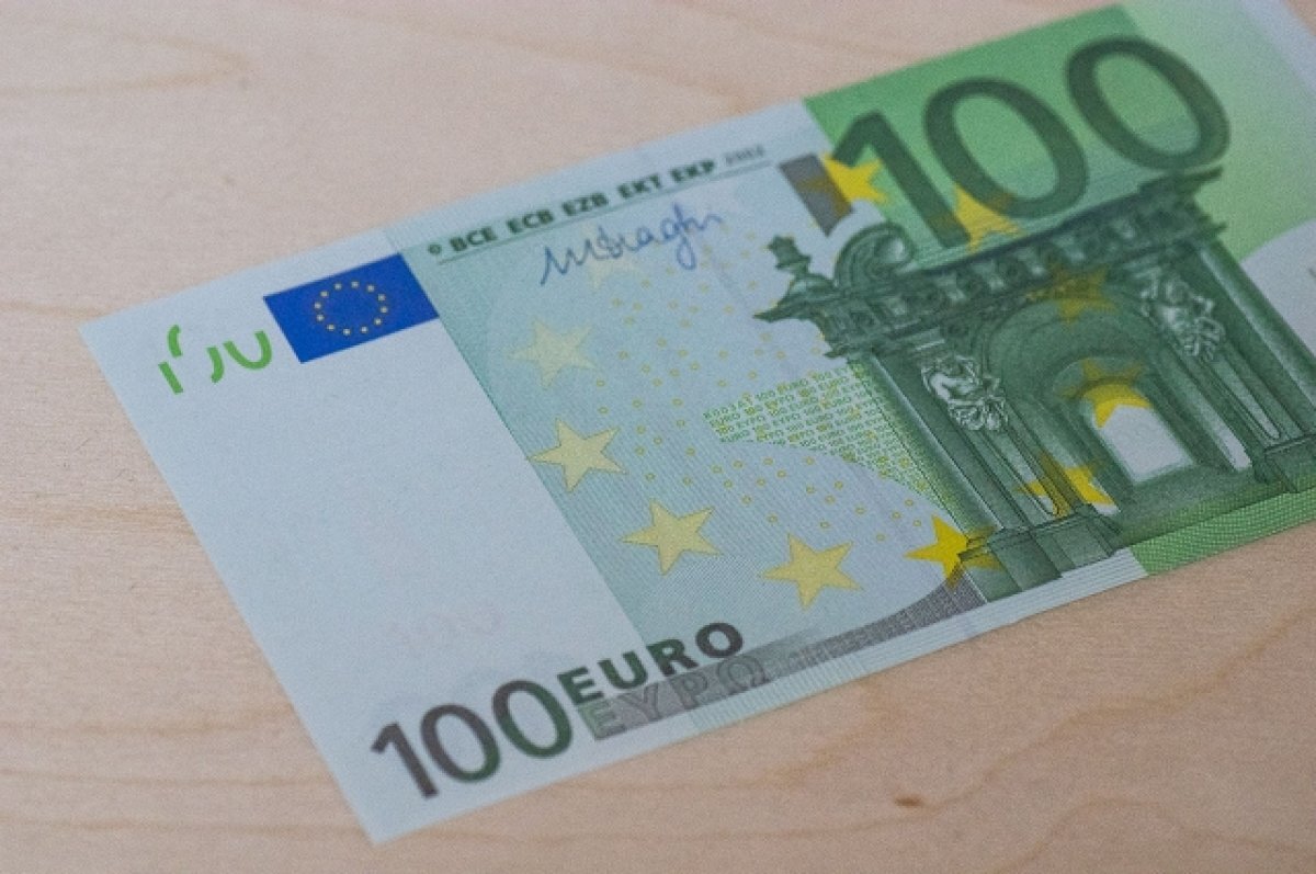    Петербуржца оштрафовали за попытку дать взятку псковскому таможеннику