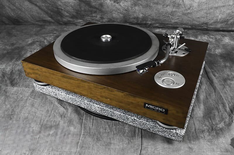 Старая добрая Micro Seiki DD8. Хотите просто крутить пластинки, не переплачивая - ставьте на такой проигрыватель фонокартридж Victor X1, добавляйте хороший фонокорректор - и вперед! За надежность уже не ручаюсь, но может и повезет.