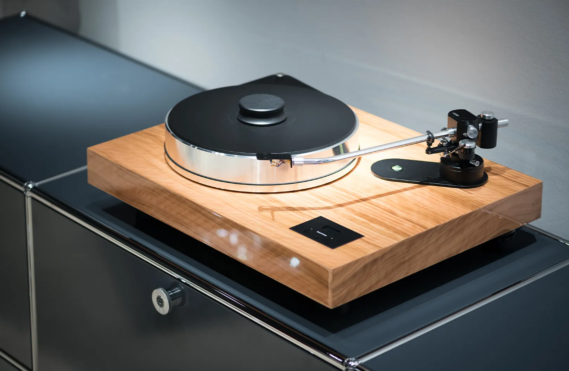 ProJect выпускает десятки моделей, но это единственный проигрыватель компании, который мне реально понравился. Напоминает классическую Micro Seiki BL91L.