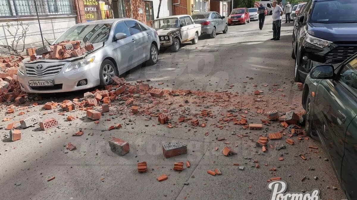 В Ростове-на-Дону с фасада высотки посыпались кирпичи и завалили машину |  RostovGazeta.ru | Дзен