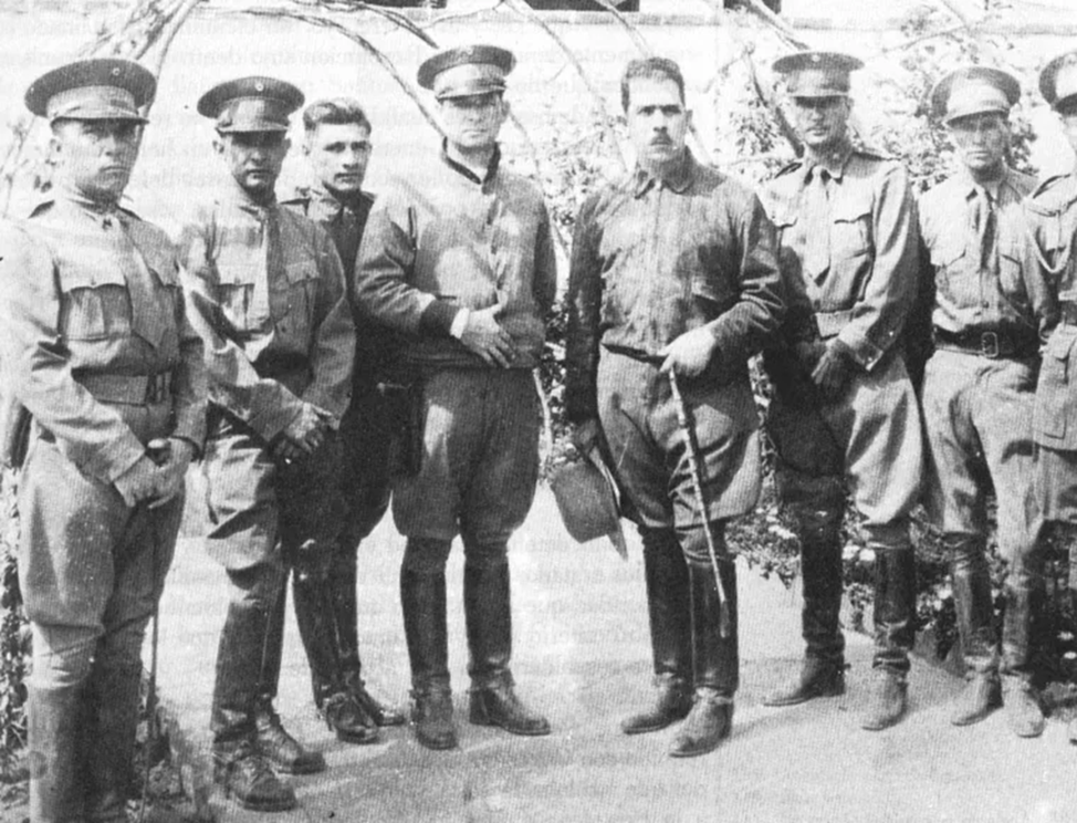 Ласаро Карденас, президент в 1934-40 гг., называвший себя марксистом-ленинцем (в центре с шляпой в руке) – кумир Лопеса Обрадора