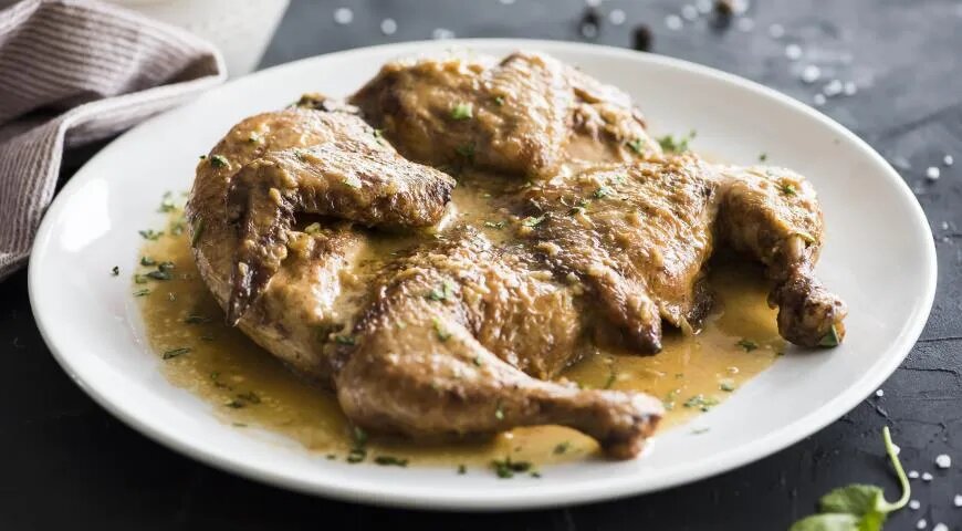 Цыпленок по-рачински в молочном соусе — традиционное блюдо грузинской кухни, которое еще именуют шкмерули (или чкмерули). Изобретено это горячее было в селе Шкмери, расположенном в регионе Рача. Рецепт — очень простой, ингредиентов — минимум, специй — никаких, кроме соли и перца, но при этом блюдо получается невероятно вкусным. Дело в том, что тушку готовят особым образом (все подробности вы найдете в рецепте ниже).  Цыпленка разрезают по грудке и расплющивают. После чего маринуют в соли и перце в течение часа, обжаривают в масле и затем тушат в соусе из молока. Стоит заметить, что цыпленка по-рачински обычно делают порционно, в небольших глиняных сковородочках, в которых потом и подают на стол. 
