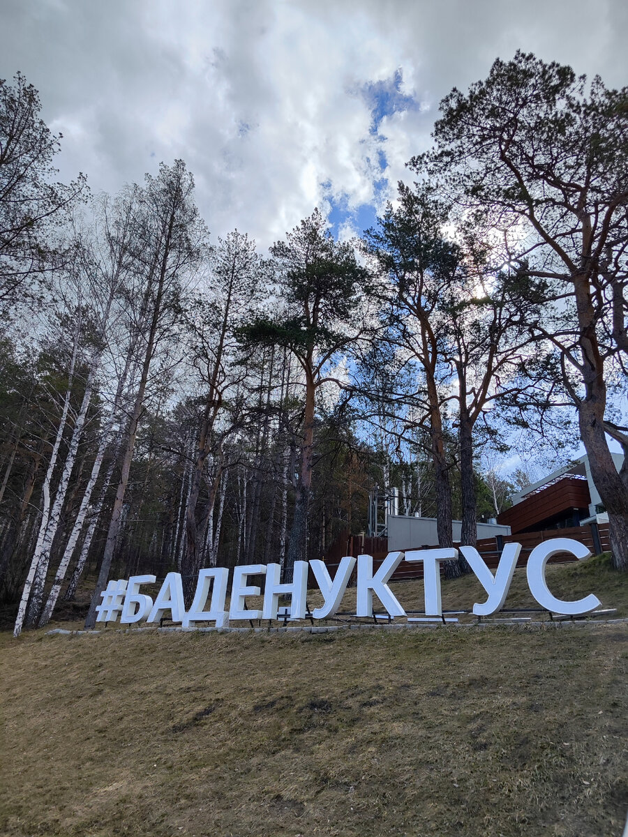 Если пешком, то минут 15 хотьбы от поворота.