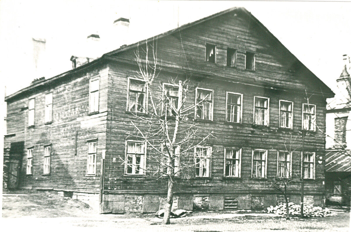 Двухэтажный деревянный жилой дом - самая распространённая постройка дореволюционного Кронштадта