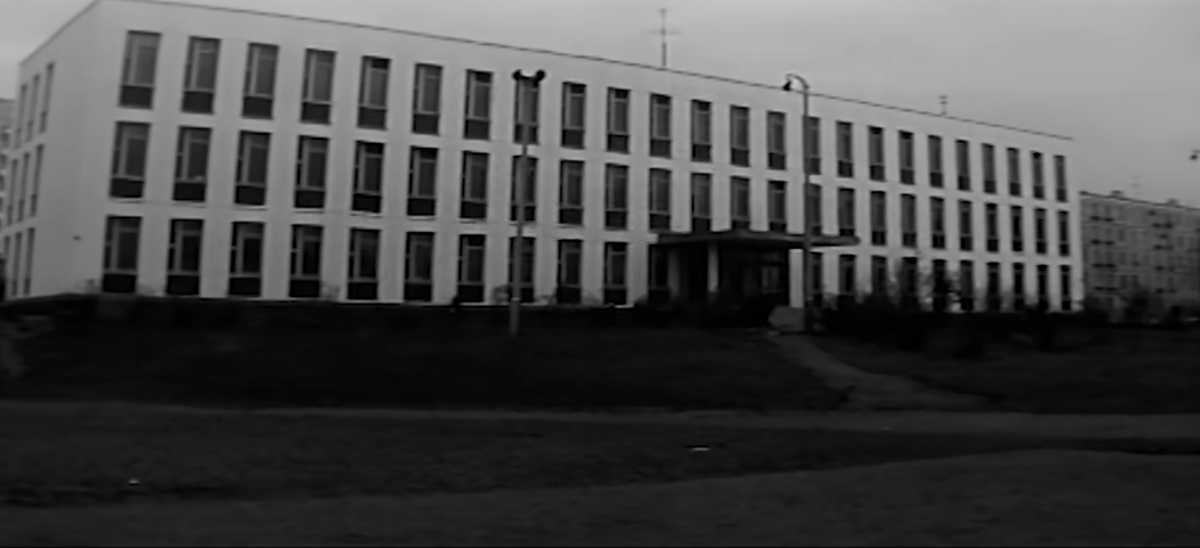 Здание школы №234. Кадр из фильма "Доживём до понедельника", 1968.