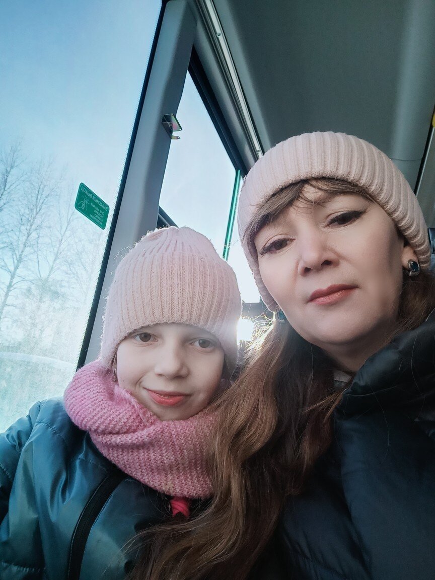Едем на автобусе в Нижний Тагил на консультацию. С утра ещё светит солнце и настроение хорошее 🙂