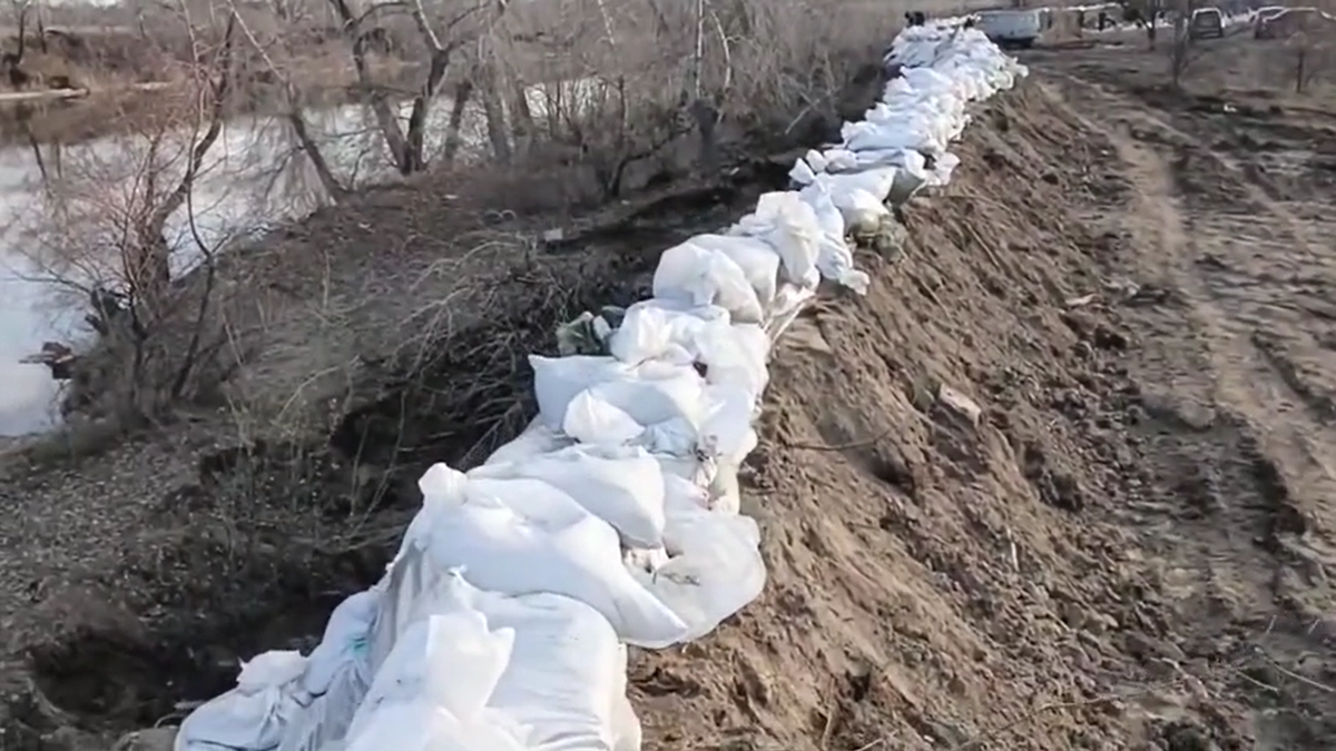 Победим потоп вместе: как жители Кургана круглосуточно строят 2-километровую дамбу, спасая свои дома от рекордного наводнения