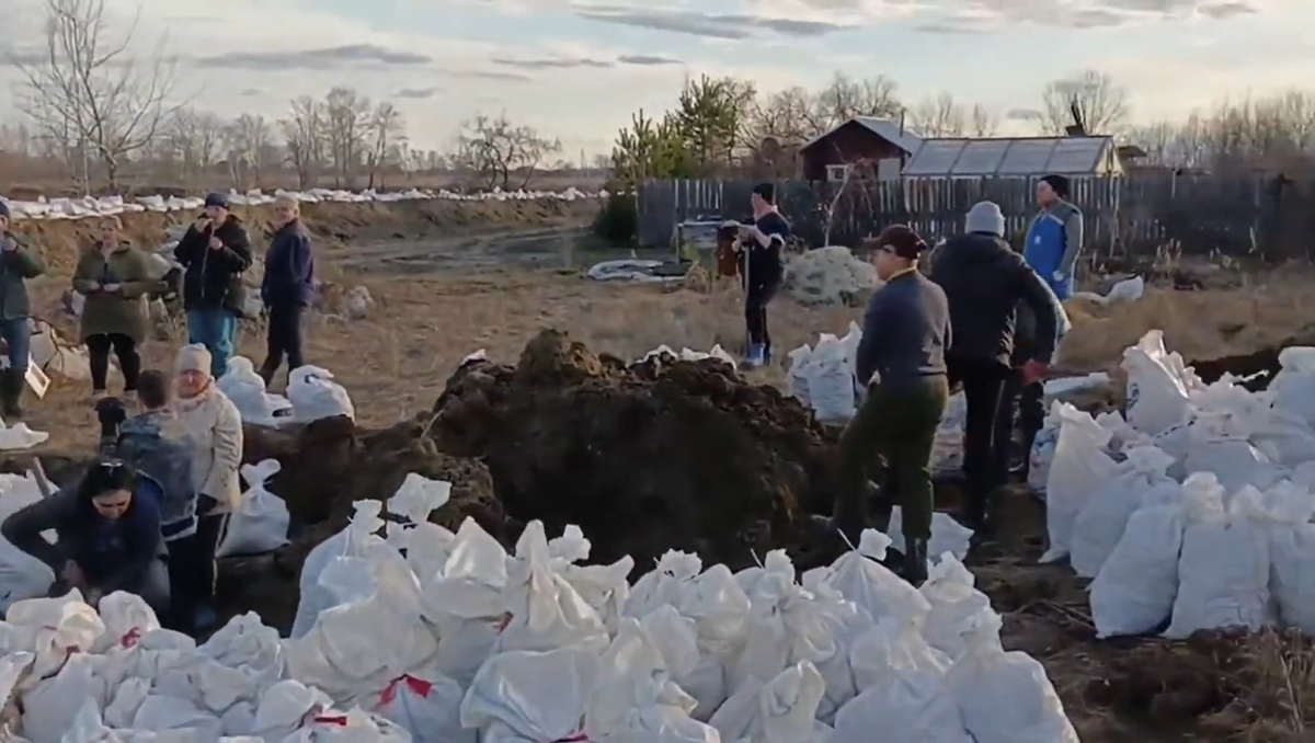 Победим потоп вместе: как жители Кургана круглосуточно строят  2-километровую дамбу, спасая свои дома от рекордного наводнения | Пульс  Политики | Дзен