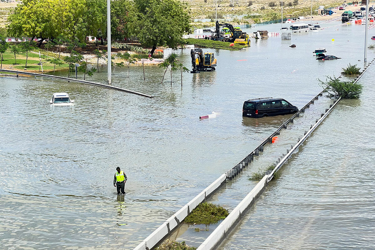 Rula Rouhana / REUTERS📷Брошенные автомобили на затопленных улицах Дубая