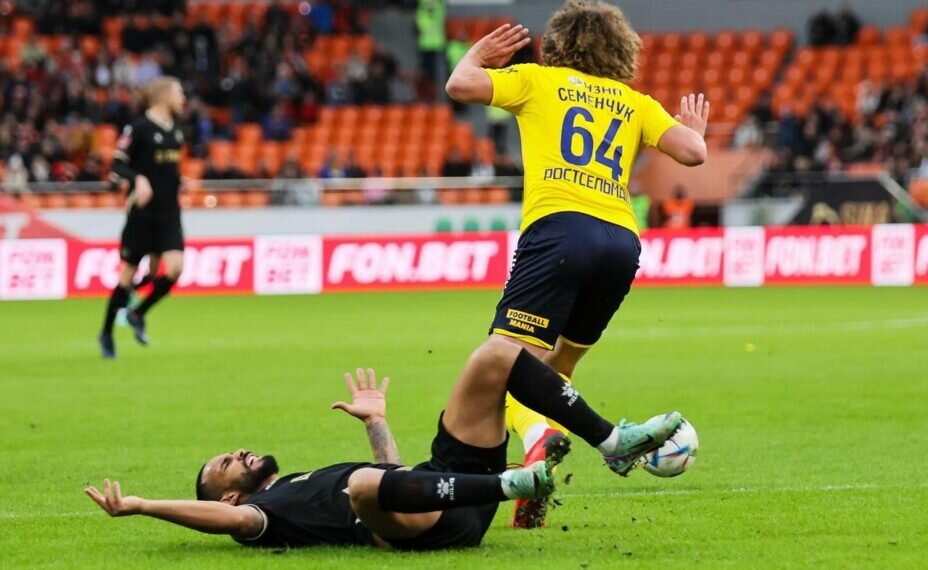    Форвард «Урала» Габриэл Шеттине и защитник «Ростова» Давид Семенчук. Фото: Пресс-служба ФК «Урал» (Екатеринбург)