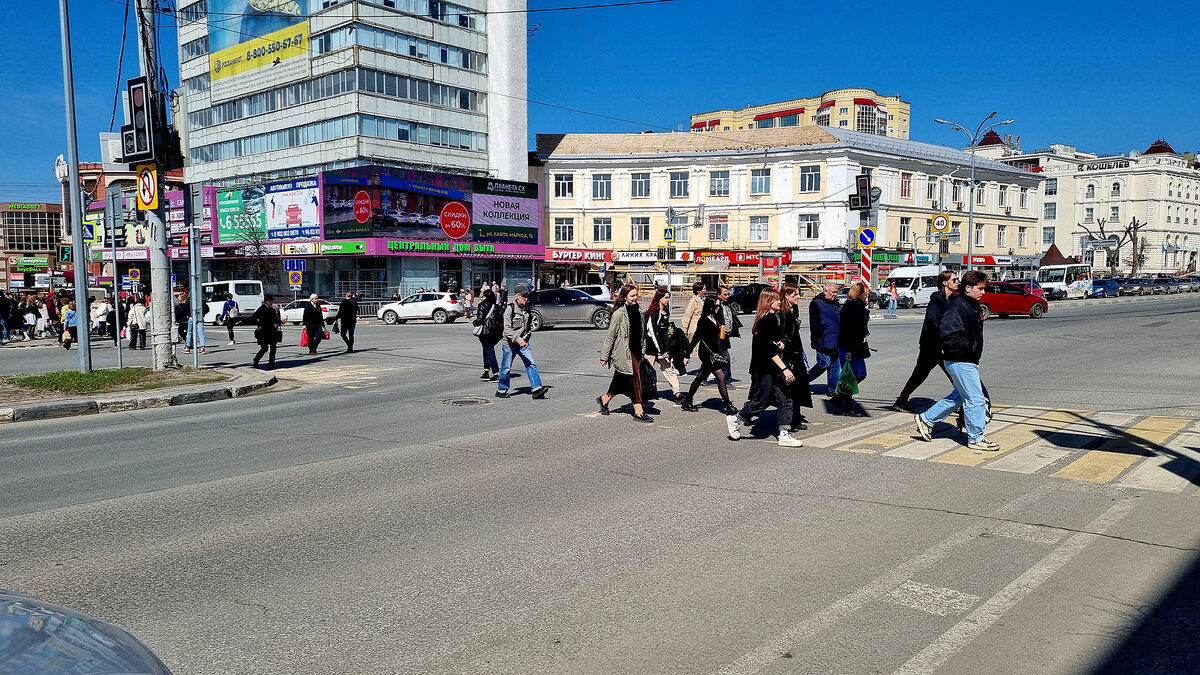 Ситуация не нова – вы останавливаетесь перед пешеходным переходом, пропускаете пешехода, начинаете трогаться. А вас останавливает сотрудники ГИБДД, и начинают выписывать вам штраф.-2