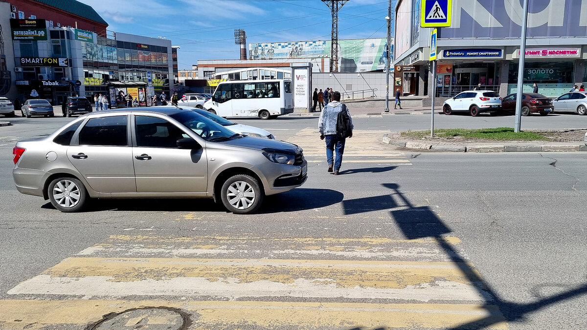 Пропустил пешехода на переходе, не до конца «зебры»: останавливает  сотрудник ГИБДД, говорит – «выписываю штраф» | АВТОБЛОГЕР (AVTO-BLOGGER.RU)  | Дзен