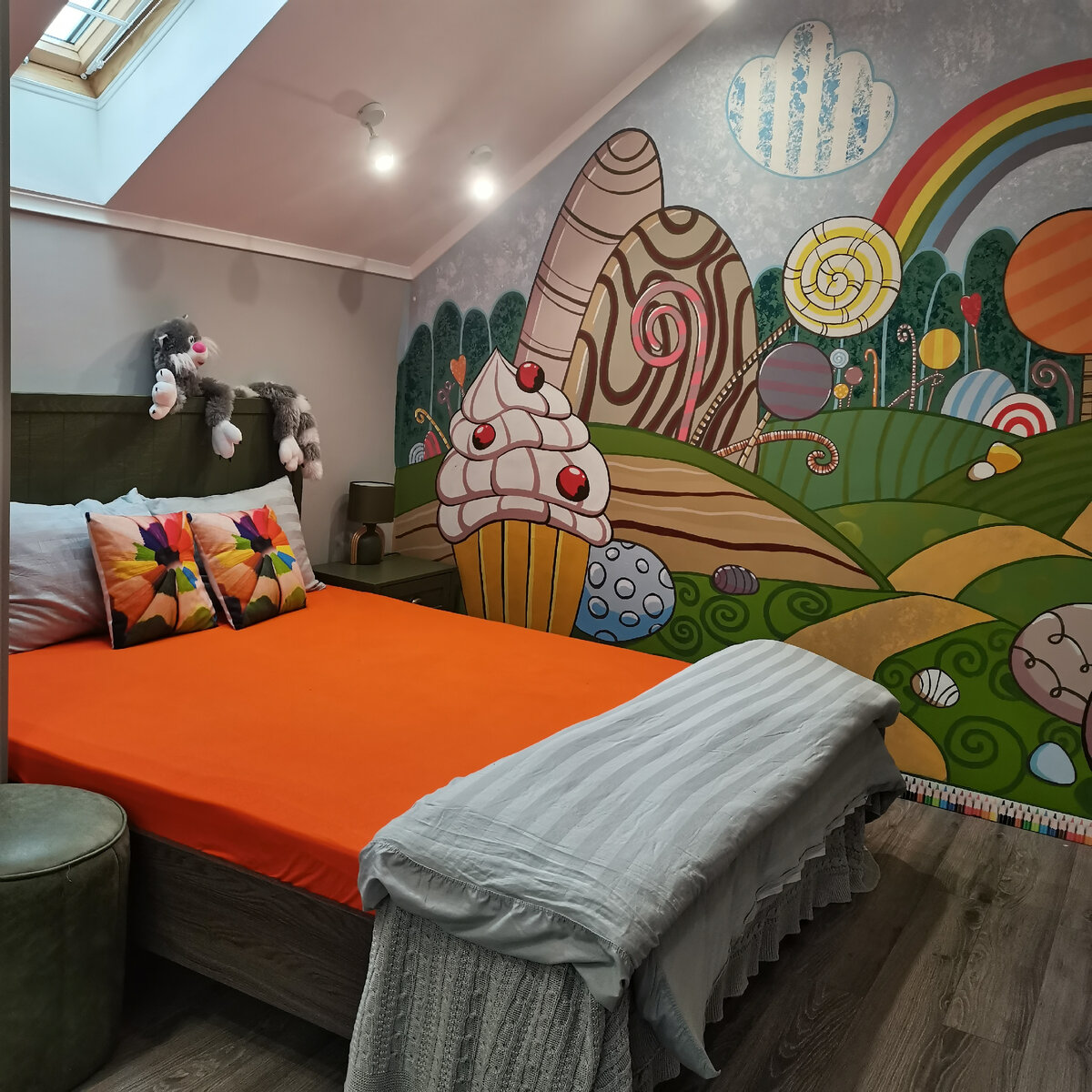 Зелёная комната (GREEN ROOM). Но это не точно. Может, SWEET ROOM, RAINBOW, BABY ROOM. 