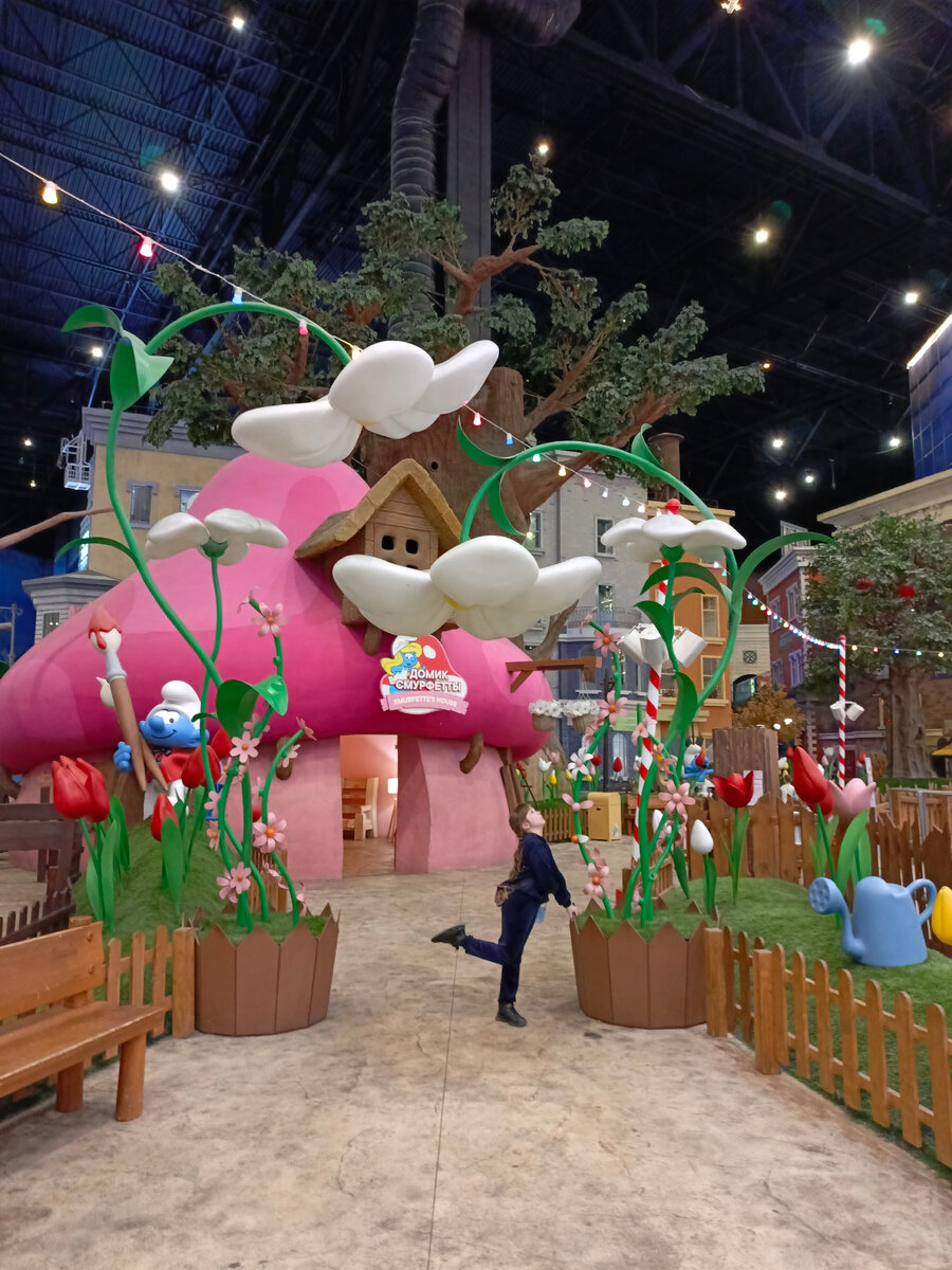 Маша в тематической зоне Деревня Смурфиков. Фото автора.