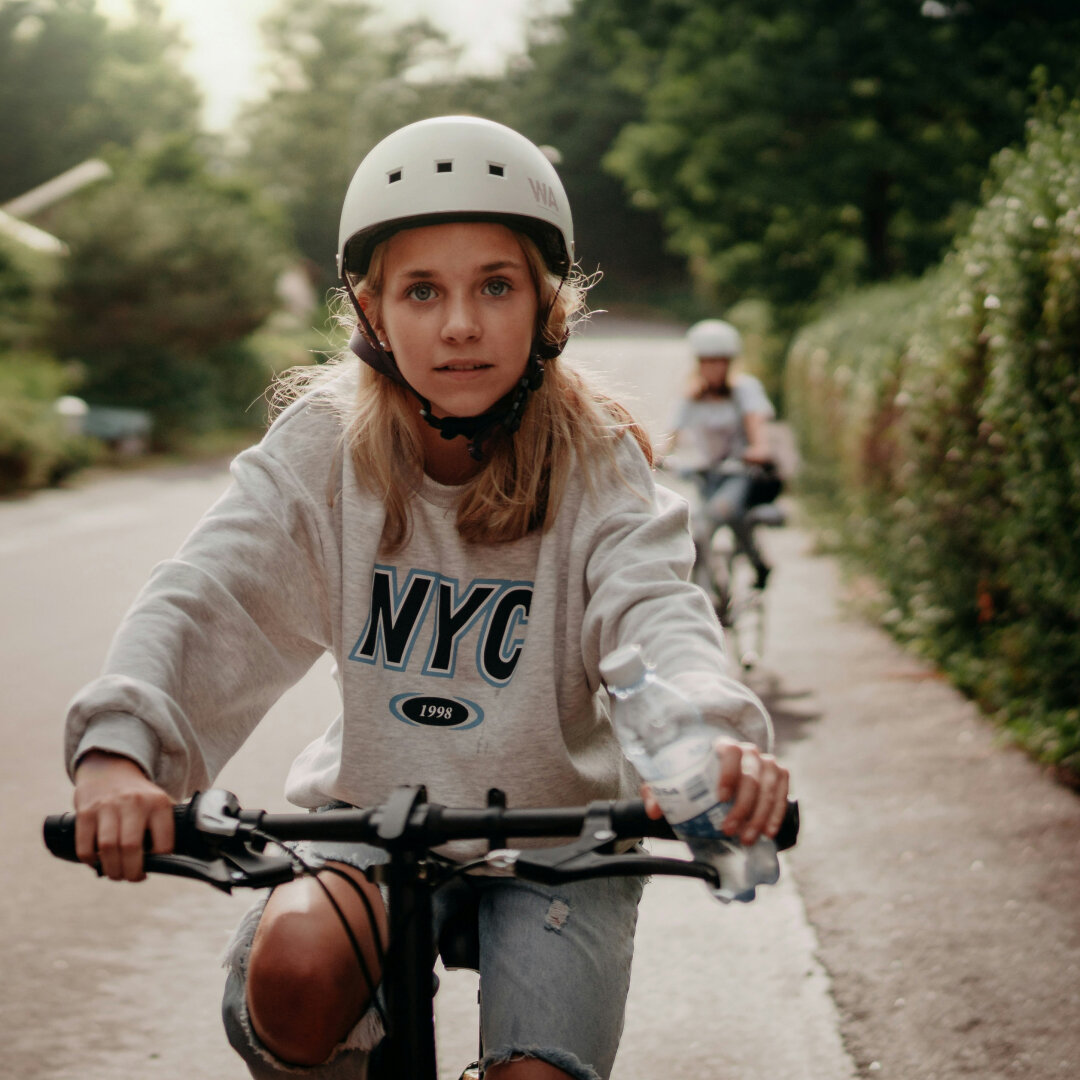 Стоит убрать бутылку с водой в рюкзак, иначе эти велопокатушки и впрямь запомнятся надолго