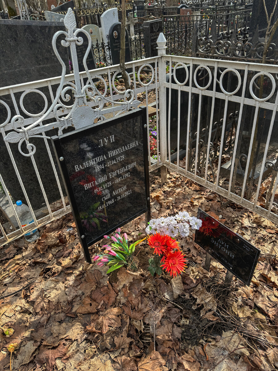 Сегодня мы с вами вновь посетим Ваганьковское кладбище и навестим могилы известных людей, жизнь которых оставила яркий след в истории нашей страны.