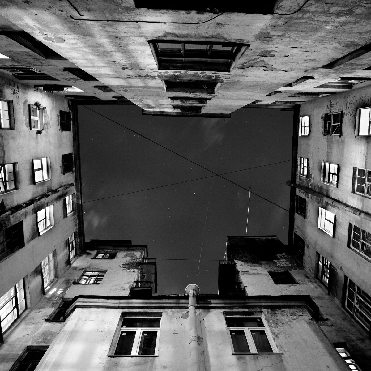 Двор - колодец в центре Петербурга ночью.