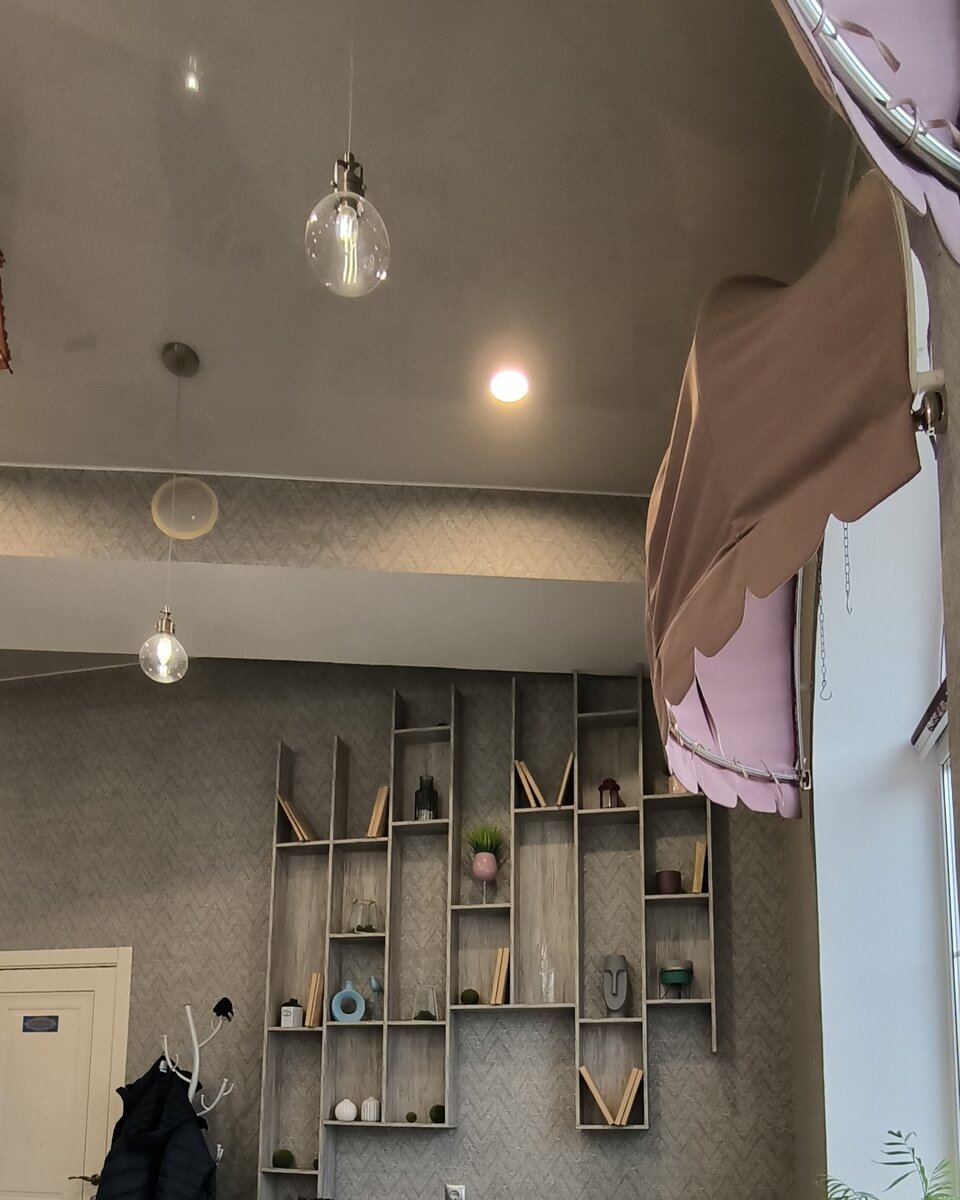 Полочки с книгами и всякими дизайнерскими штучками. ЛИСТАЙТЕ ФОТО ---> далее