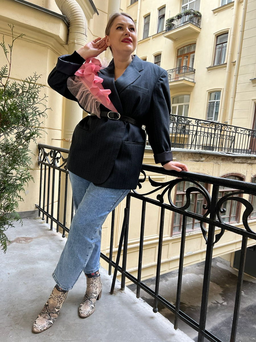 Визажист Юлия Репина в пиджаке с дизайнерским цветком by @stylistosimaxx
