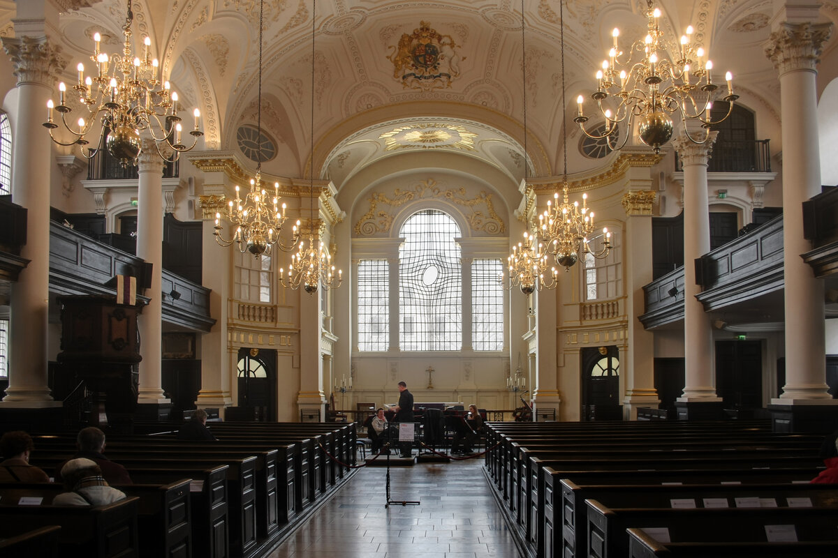 Церковь Святого Мартина «что в полях» (англ. St Martin-in-the-Fields) — самая знаменитая приходская церковь Лондона в Вестминстере. Здесь 13 ноября 1959 года прошел первый концерт созданного сэром Невиллом Марринером камерного оркестра Академия Святого Мартина в полях (англ. Academy of St. Martin in the Fields) (источник dic.academic.ru)