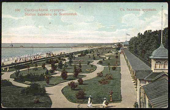 Вид с балкона Курзала на Эспланаду, пляж и крытую галерею с флагштоками,  вдали - уходящий в море мол